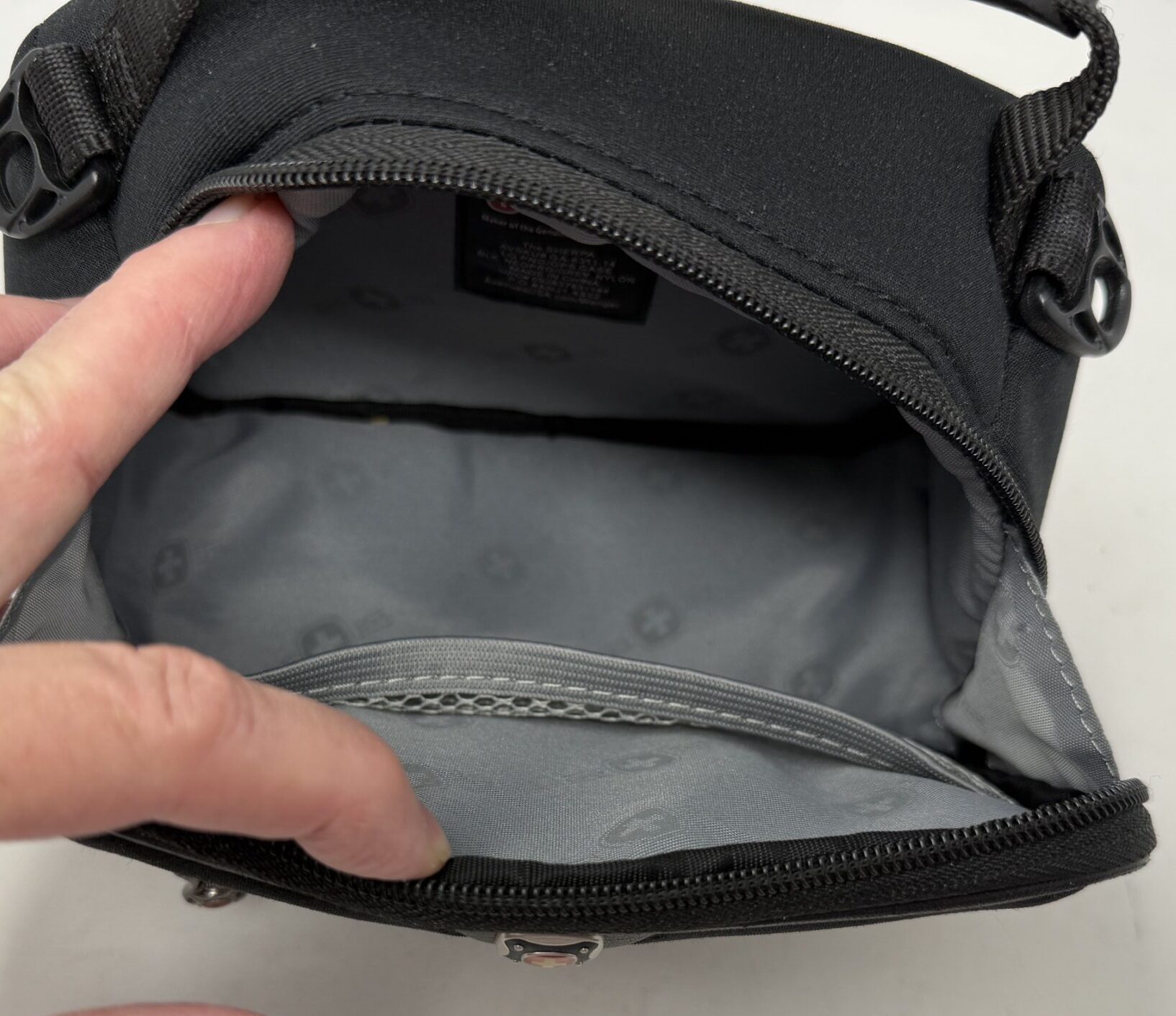 Webdeb, LLC at WebDeb.com Swiss Gear Camera case